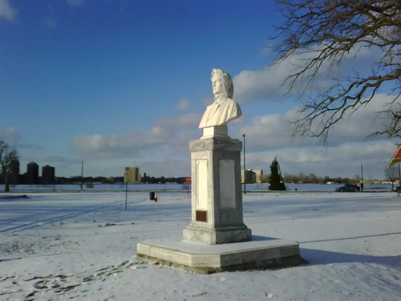 Dante Alighieri Near Vista and Central avenues, Belle Isle Park, Detroit Why is there a bust of the author of The Divine Comed on Belle Isle? It’s yet another statue erected by Detroit’s Italian American community. It was timed to coincide with the 600th anniversary of the Italian poet’s death, and since Dante was almost universally loved and respected, taught in universities, it was likely a bid for respectability from an immigrant group vying for respectability.